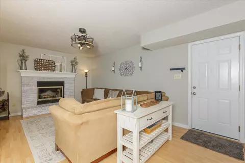 Living - 44 Georgetown Cir, O'fallon, MO 63368 photo 3 of 6
