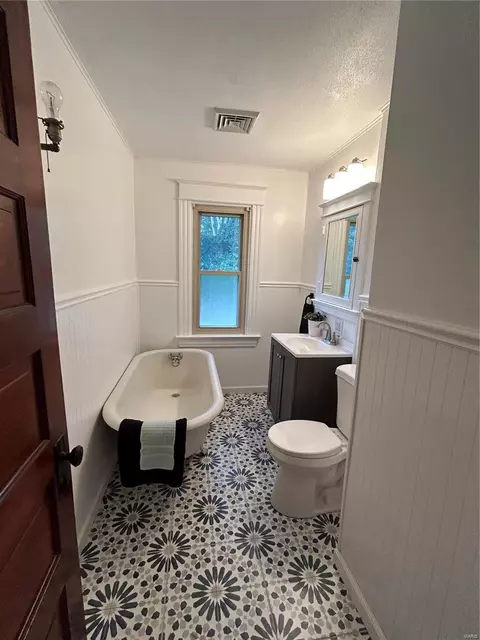 Bath - 103 Wesley Ave, Ferguson, MO 63135 photo 1 of 6
