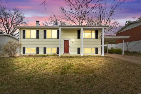 41 Hillcrest Blvd, Ballwin, MO 63021