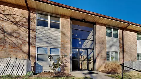10131 Sakura Dr #E, Saint Louis, MO 63128