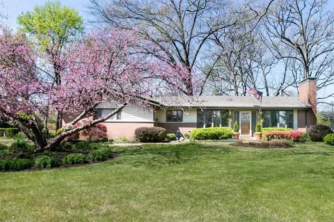 9425 Oakwood Manor Ln, Saint Louis, MO 63126