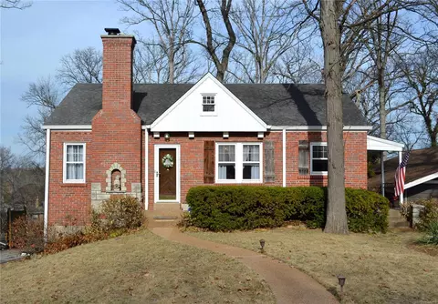 940 Liggett Dr, Saint Louis, MO 63126