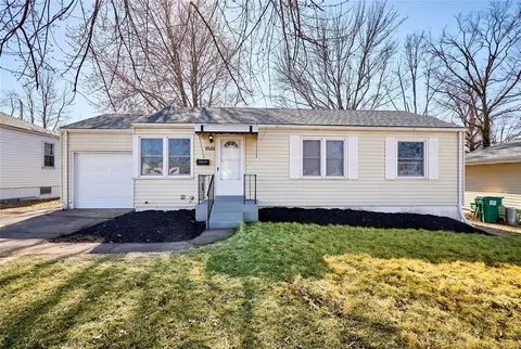 1522 Comet Dr, Saint Louis, MO 63137