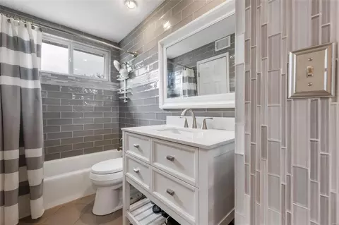 Bath - 375 Sunfield Pl, Ballwin, MO 63011 photo 3 of 4