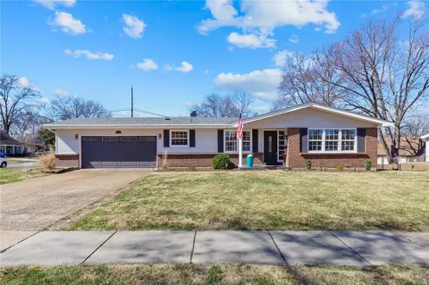 1890 Ardmore Dr, Florissant, MO 63033