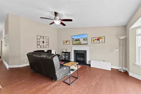 247 Thorn Brook Dr, O'fallon, MO 63366 photo 4