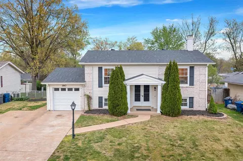 387 Sorrento Dr, Ballwin, MO 63021