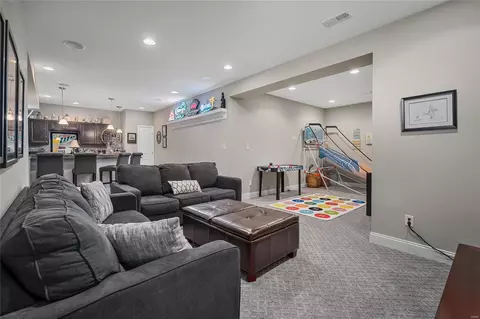 Living - 231 Oakhurst Cir, O'fallon, MO 63368 photo 10 of 11