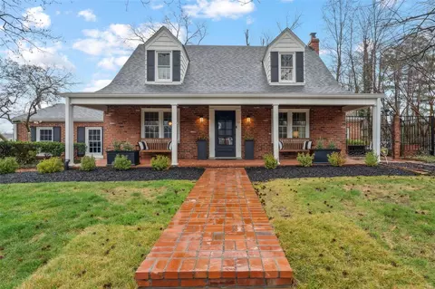 18 Middlesex Dr, Brentwood, MO 63144