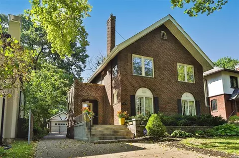 7034 Lindell Blvd, University City, MO 63130