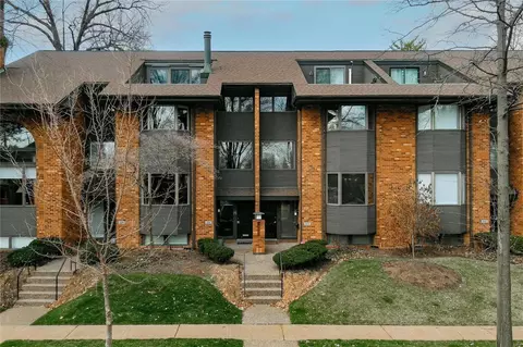 223 N Central Ave #5, Clayton, MO 63105
