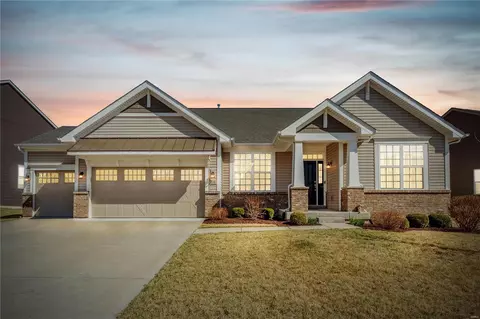 210 Grayleaf Ct, Wentzville, MO 63385
