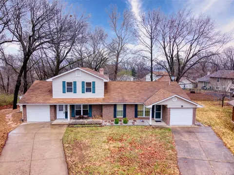 8 Bluffwood Ct, Saint Charles, MO 63301