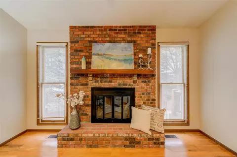 Living - 8 Stable Rdg, Saint Charles, MO 63301 photo 4 of 13