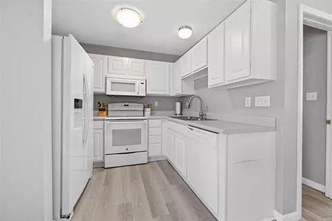 Kitchen - 345 Heritage Commons Cir, O'fallon, MO 63368 photo 1 of 2