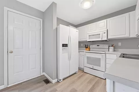 Kitchen - 345 Heritage Commons Cir, O'fallon, MO 63368 photo 2 of 2