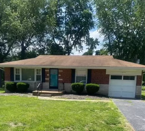 1274 Mead Dr, Saint Louis, MO 63137