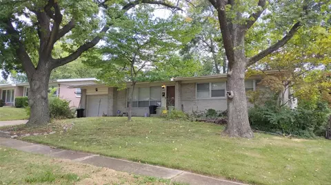 1390 Wadsworth Dr, Florissant, MO 63031