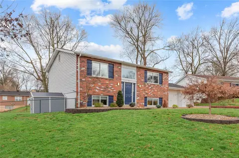 9 Lori Cir, Maryland Heights, MO 63043