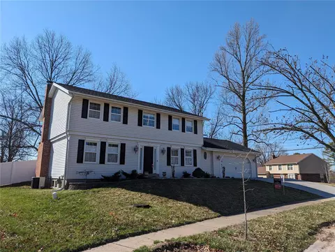 702 Muir View Dr, Ballwin, MO 63011