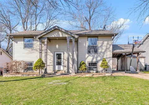 1419 Saint Gregory Ln, Saint Charles, MO 63304