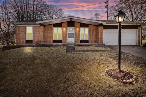 10615 Foxpath Dr, Saint Louis, MO 63137