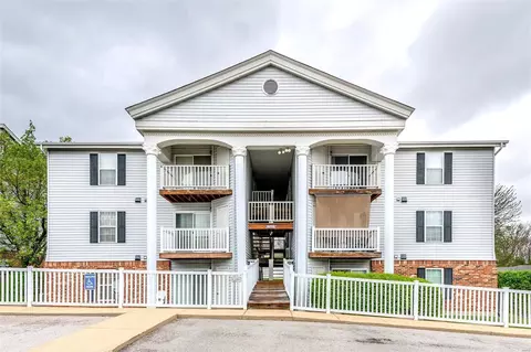 12401 Somerset Place Dr #G, Saint Louis, MO 63128