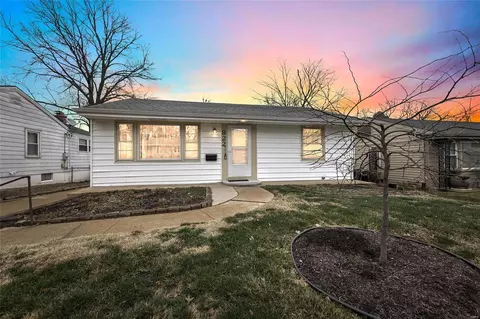 822 Lilac Ave, Webster Groves, MO 63119