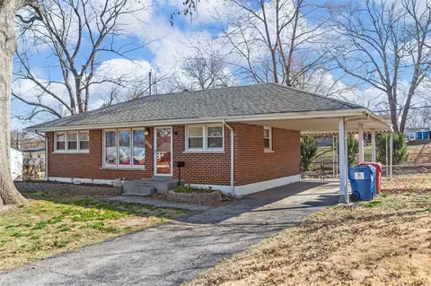 1020 Saint Brendan Ln, Florissant, MO 63031