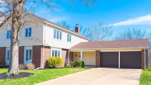 2074 Country Field Dr, Chesterfield, MO 63017