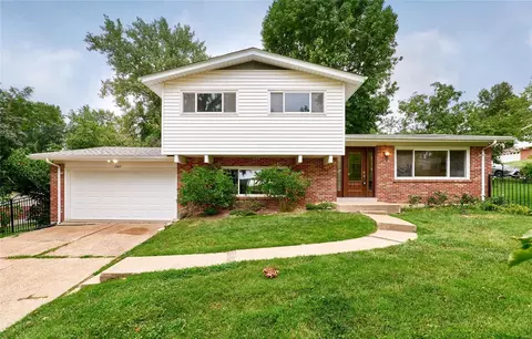 1302 Wyncrest Dr, Ballwin, MO 63011