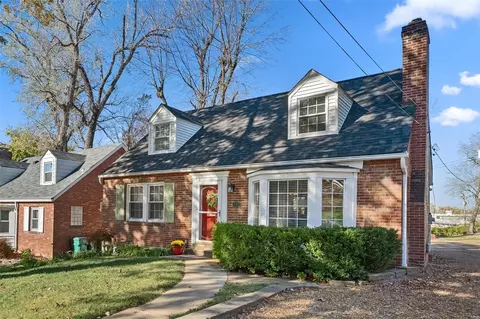 301 Newport Ave, Webster Groves, MO 63119