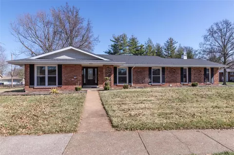 12723 Whispering Hills Ln, Saint Louis, MO 63146