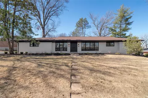 9 Birnawoods Ln, Saint Louis, MO 63132