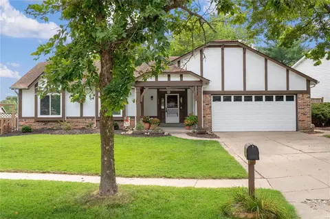 1020 Fernwood Trail Ct, Florissant, MO 63031