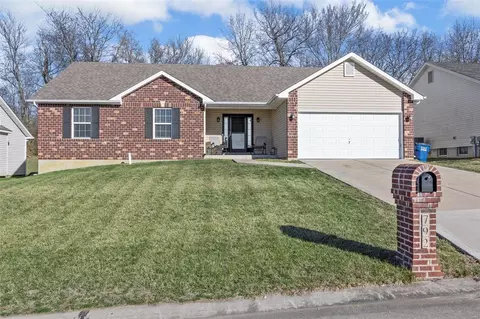 792 Pecan Hill Dr, Saint Charles, MO 63304