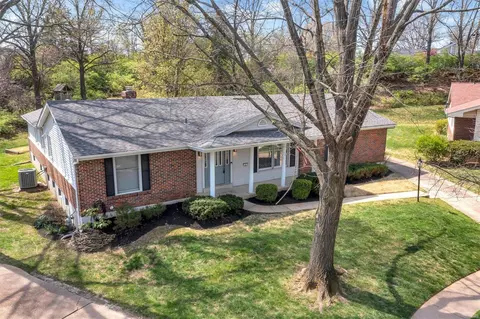 Exterior - 6 Springlake Ct, Ballwin, MO 63011 photo 3 of 18
