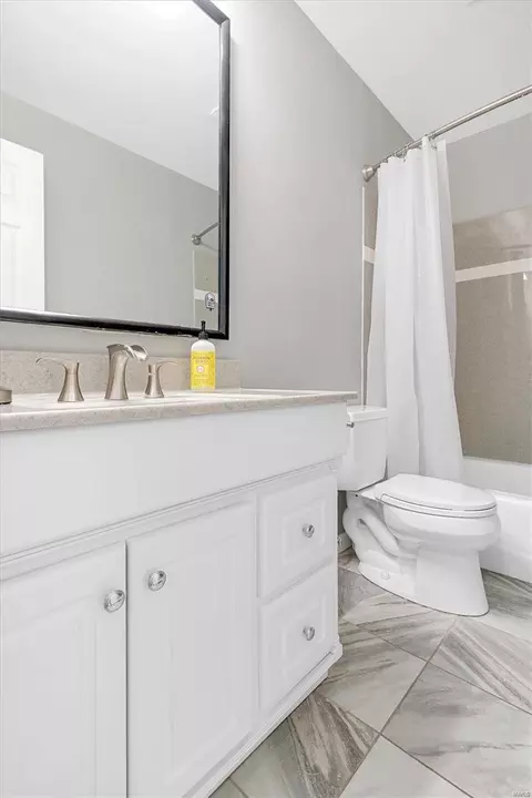 Bath - 6 Springlake Ct, Ballwin, MO 63011 photo 3 of 5