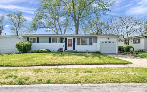 2530 Mockingbird Ln, Florissant, MO 63031