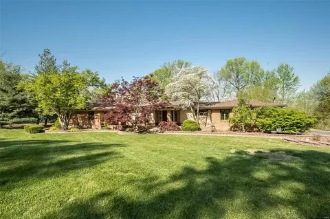 139 Ladue Oaks Dr, Creve Coeur, MO 63141