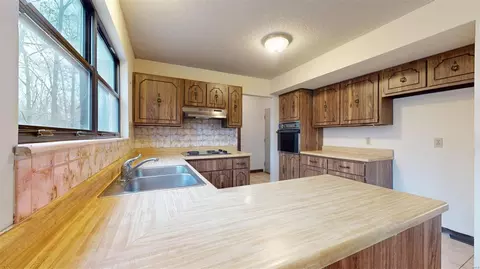 Kitchen - 8 Forest Green Dr, O'fallon, MO 63366 photo 2 of 5