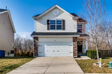 704 College Park Dr, Wentzville, MO 63385