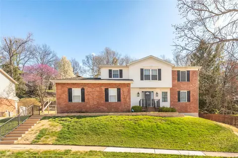 2746 Diamond Ridge Ln, Des Peres, MO 63131