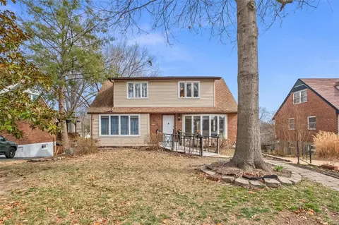 8752 Del Vista Dr, Saint Louis, MO 63126