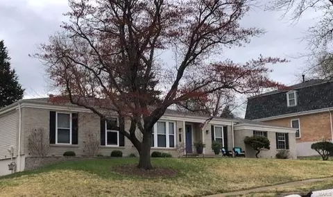 807 Wayfarer Dr, Manchester, MO 63021