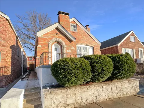 6704 Morganford Rd, Saint Louis, MO 63116