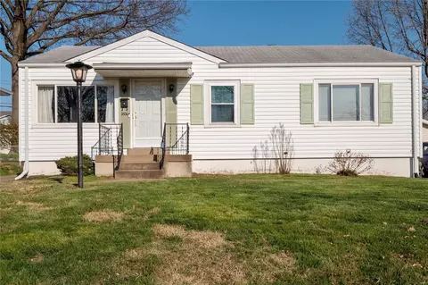 9536 Port Dr, Saint Louis, MO 63123