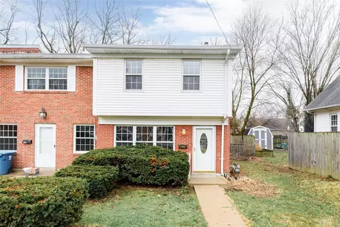 1004 Pine St, Saint Charles, MO 63301