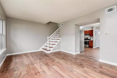 1004 Pine St, Saint Charles, MO 63301 photo 2