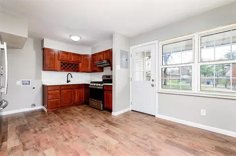 1004 Pine St, Saint Charles, MO 63301 photo 5